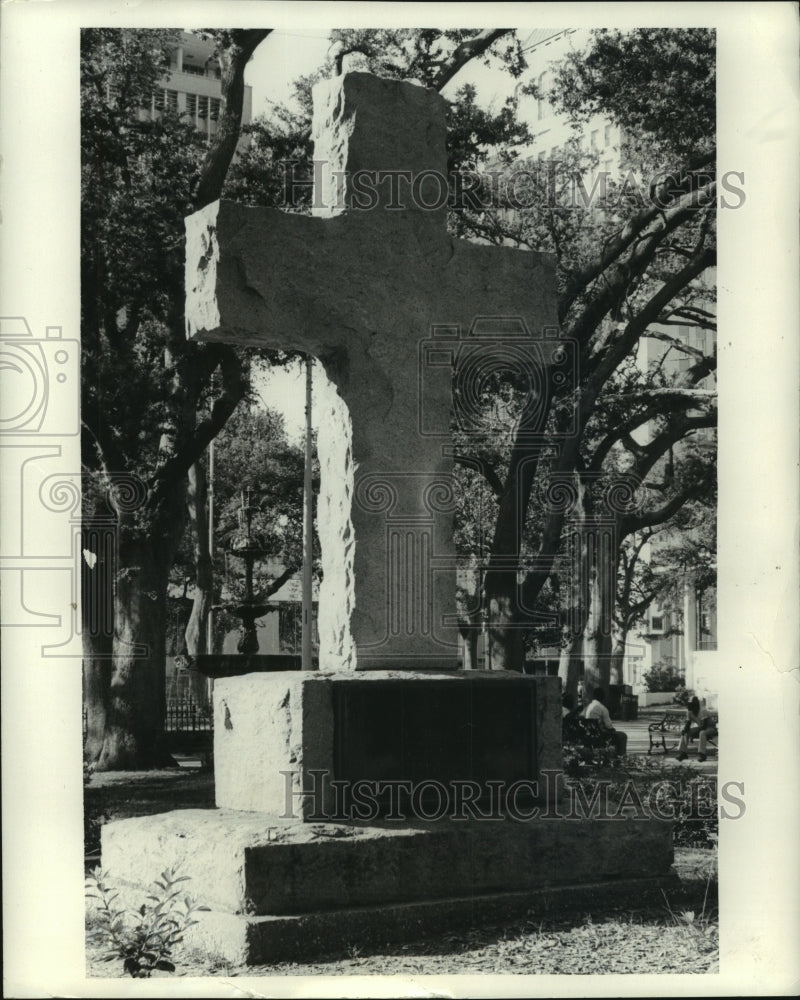 1982 Press Photo Cross monument in Bienville Square, Alabama- Historic Images