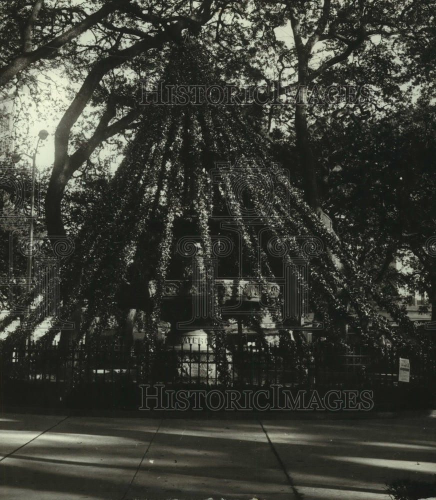 1967 Press Photo Christmas decorations in Bienville Square, Alabama- Historic Images