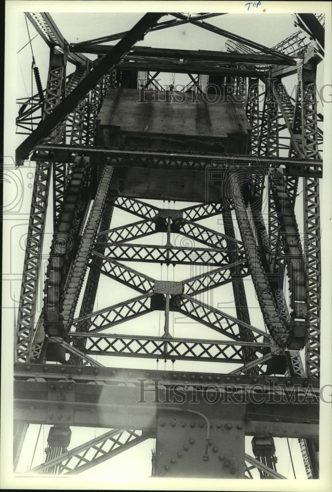 1989 Press Photo Looking up at Cochrane Bridge in Alabama- Historic Images