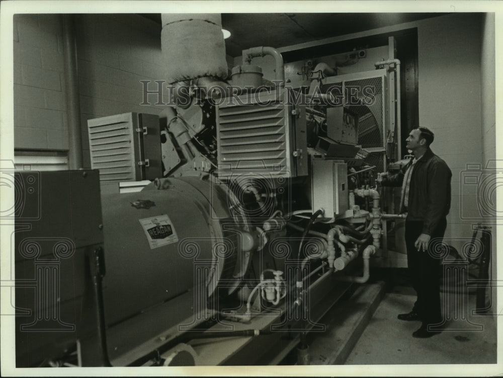 1973 Press Photo Worker Overseeing Emergency Generators, Alabama- Historic Images