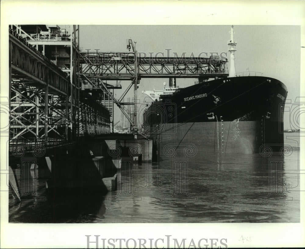 1990 Press Photo Oceanic Mindoro, Coal Ship, at Harbor, Alabama- Historic Images