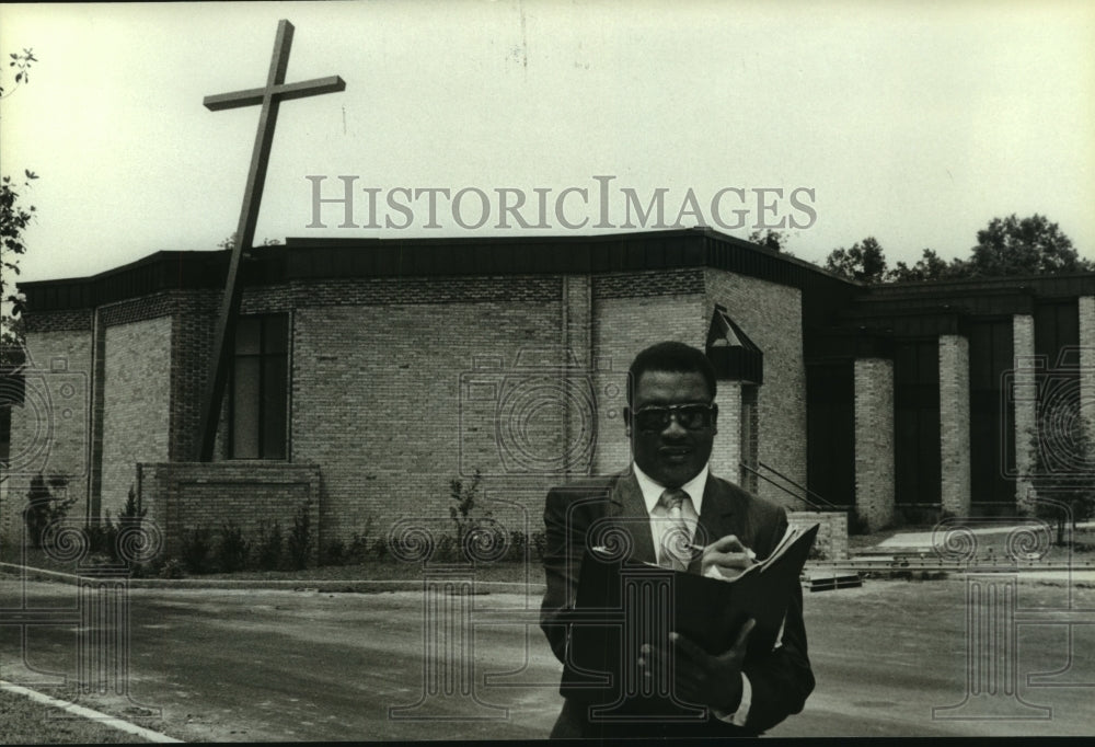 1989 Press Photo Reverend Trevine Johnson in front of a church, Alabama- Historic Images