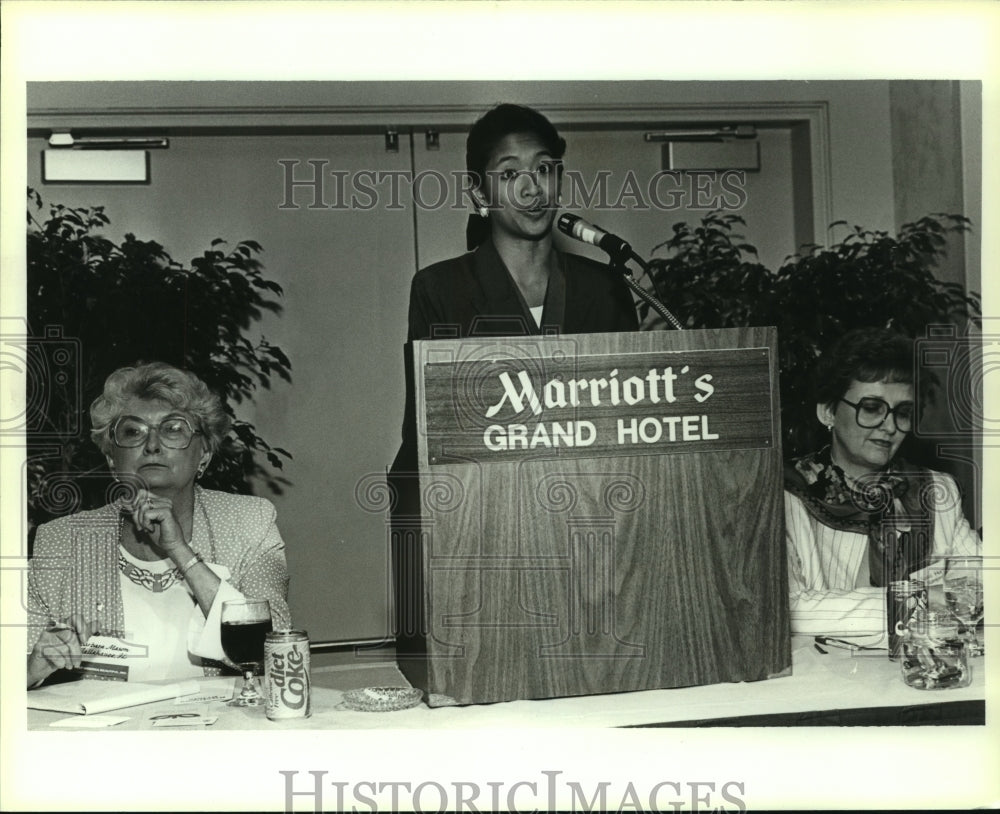 1989 Press Photo Speaker at AYWY Contest at Marriot&#39;s Grand Hotel, Alabama- Historic Images