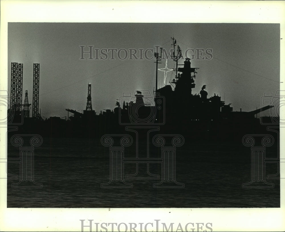 1988 Press Photo Silhouette of U.S.S. Alabama, Alabama- Historic Images