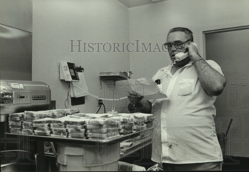 1985 Press Photo Salvation Army Cook, Dan McKibben Orders Food, Alabama- Historic Images