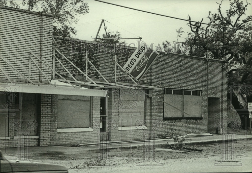 1985 Press Photo Hurricane Elena Damaged Red&#39;s Drug Store in Bayou La Batre- Historic Images