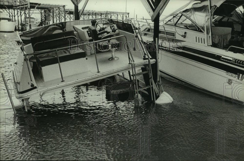 1985 Press Photo Damage to Boat at Dauphin Island after Hurricane Elena- Historic Images