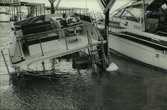 1985 Press Photo Damage to Boat at Dauphin Island after Hurricane Elena- Historic Images