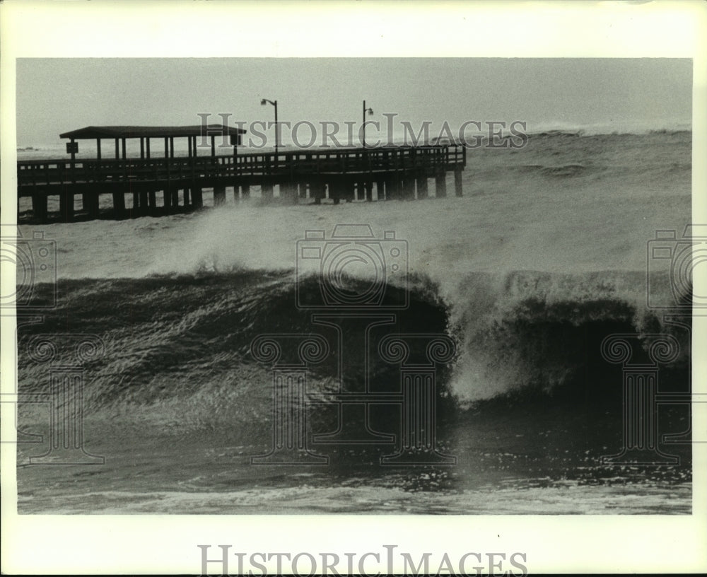 1985 Press Photo Swelling Sea During Hurricane, Alabama- Historic Images