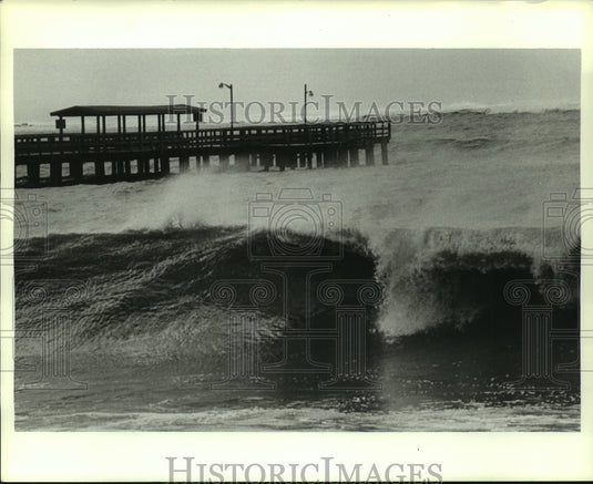 1985 Press Photo Swelling Sea During Hurricane, Alabama- Historic Images