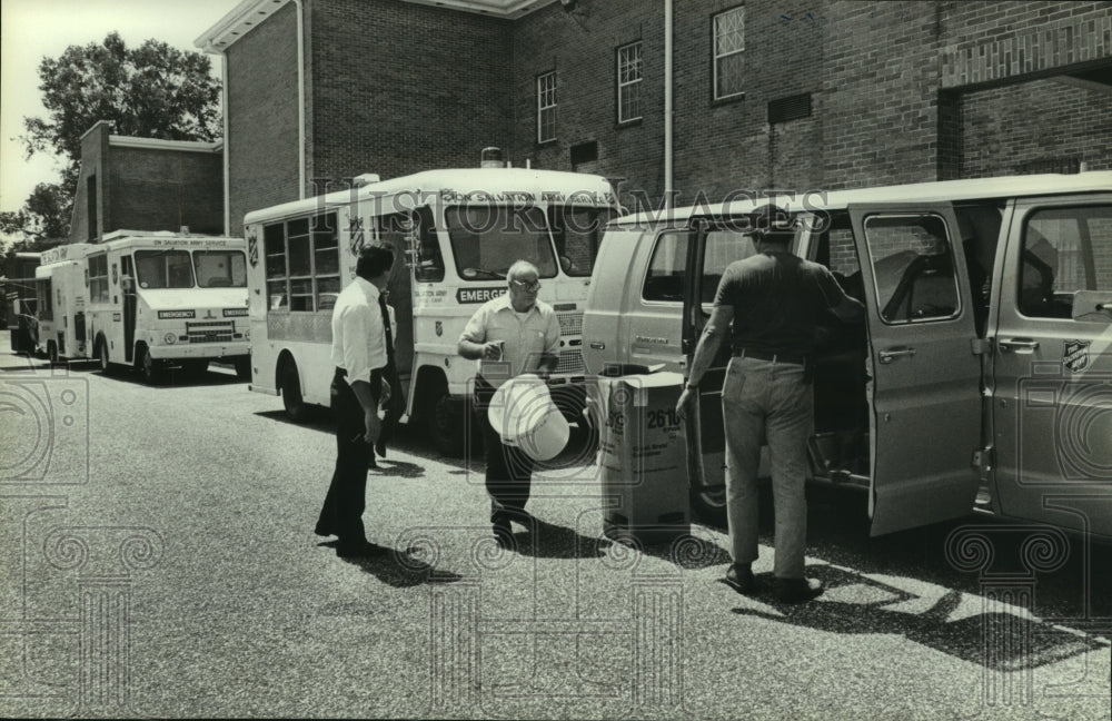 1985 Press Photo Salvation Army Caravan Ready to Go to Mississippi, Alabama- Historic Images