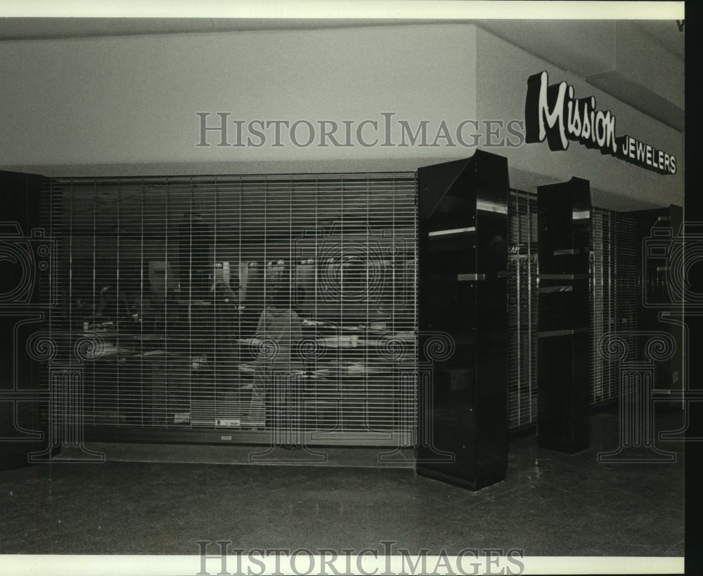 1983 Press Photo Mission Jewelers inside Bel Air Mall, Alabama - amra03987- Historic Images