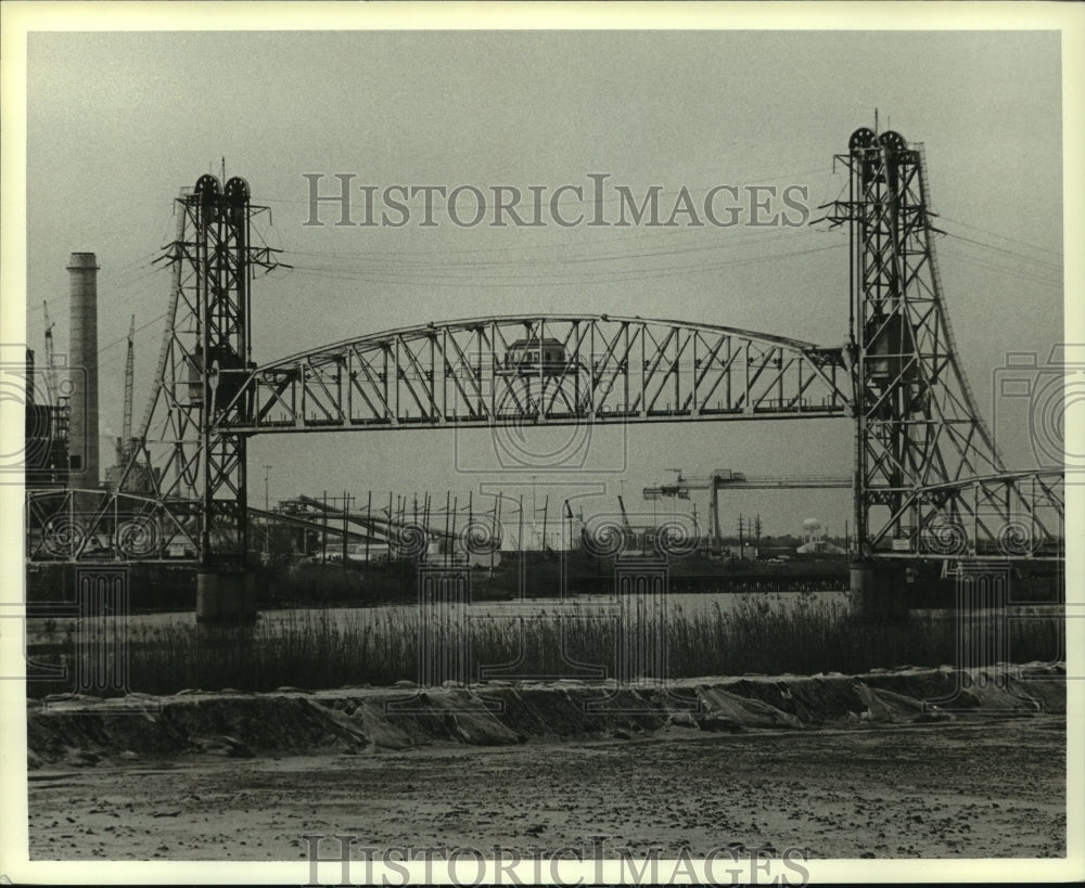 1985 Press Photo Side view of the Cochrane Bridge, Alabama- Historic Images