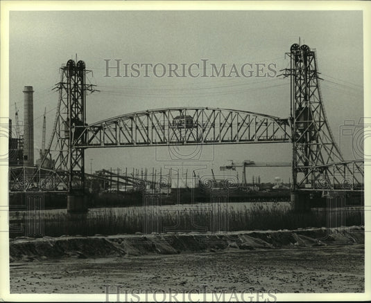 1985 Press Photo Side view of the Cochrane Bridge, Alabama- Historic Images