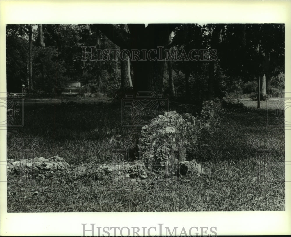 1985 Press Photo A crumbling stone fence in Bon Secour, Alabama- Historic Images