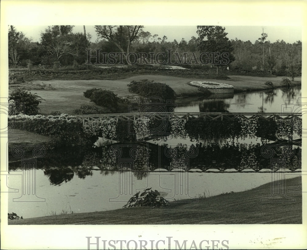 1985 Press Photo Flower covered bridge at Bellingrath Gardens, Alabama- Historic Images