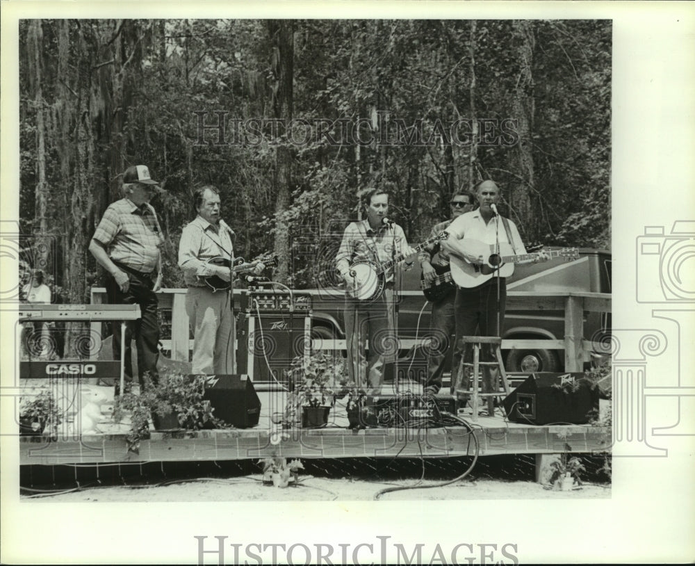 1992 Press Photo Musical Performance at Bladon Springs, Alabama - amra04117- Historic Images