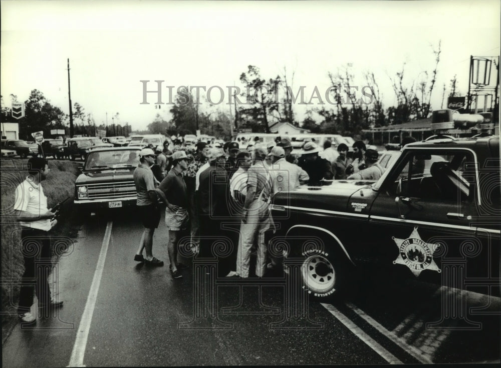 1985 Press Photo Towns people meeting after hurricane, Alabama- Historic Images