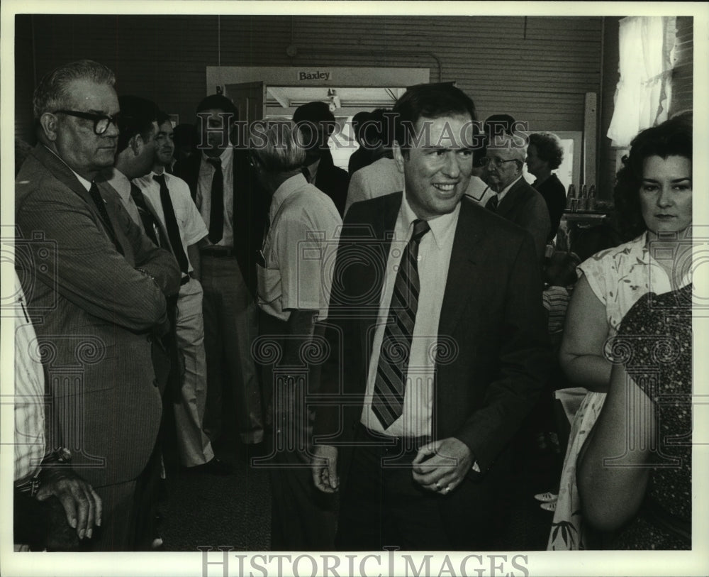 1982 Press Photo Bill Baxley at Large Gathering, Alabama- Historic Images