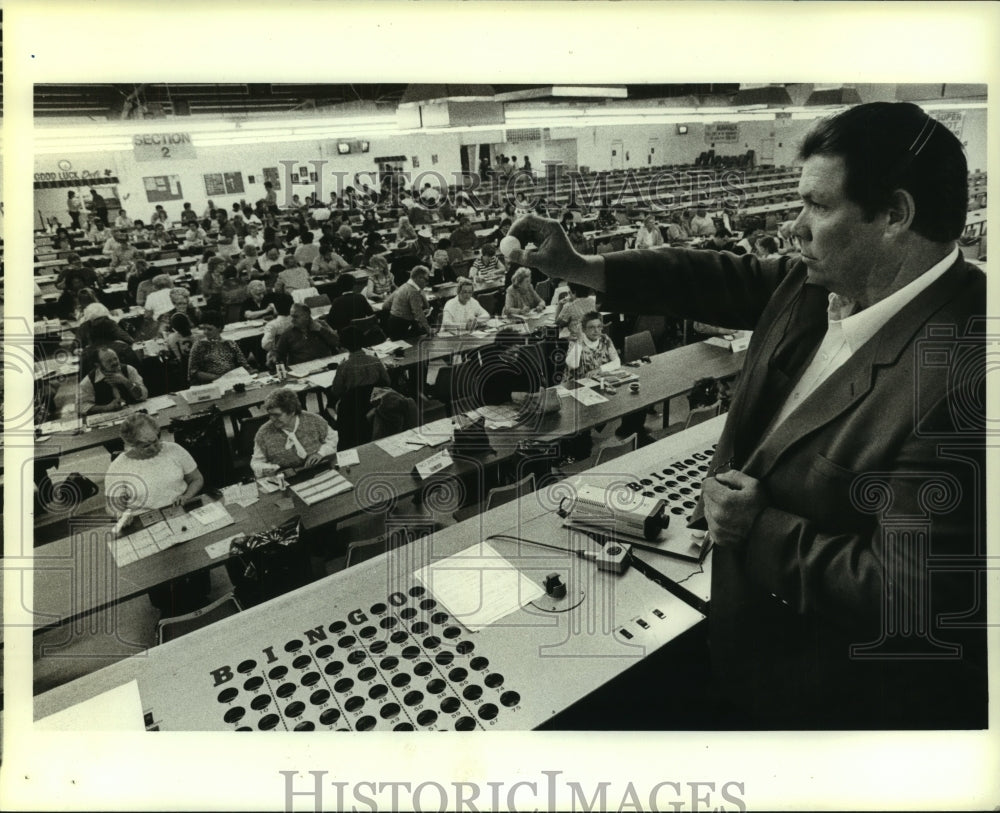 Press Photo Bingo caller and audience at Bingo Palace in Alabama- Historic Images