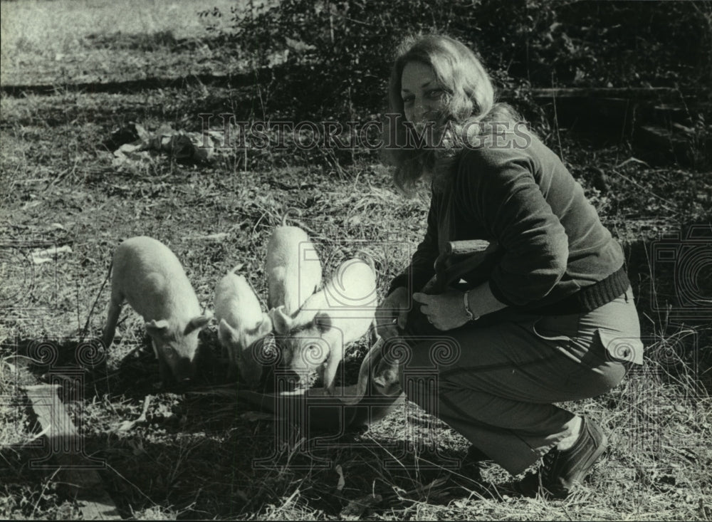 1987 Press Photo Farmer attending to her piglets, Damascus, Alabama- Historic Images