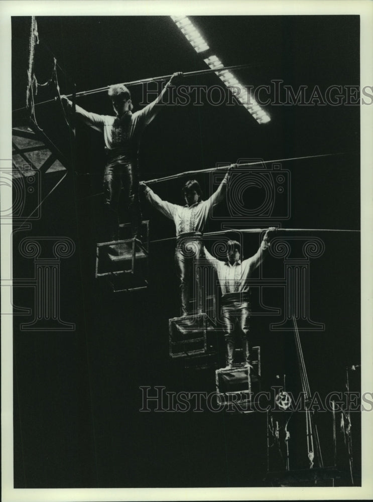 1990 Press Photo Circus High-Wire Act Performers on Chairs in Alabama- Historic Images