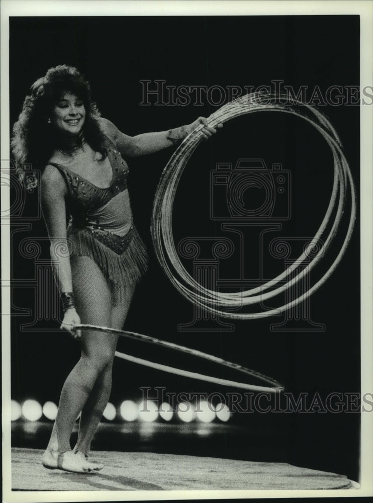 1990 Press Photo Circus Performer Works With Hoops in Alabama - amra04365- Historic Images