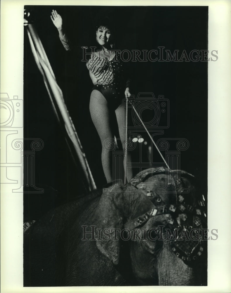 1990 Press Photo Circus Performer Standing on an Elephant in Alabama - amra04366- Historic Images