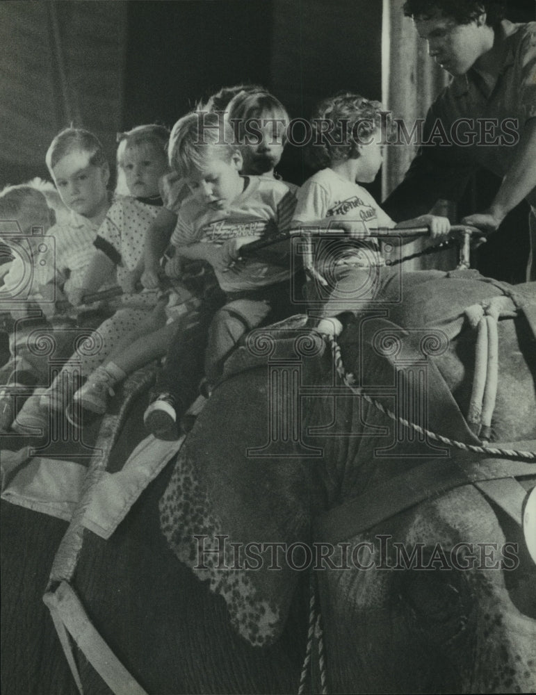 1987 Press Photo Children ride circus elephant in Alabama - amra04370- Historic Images