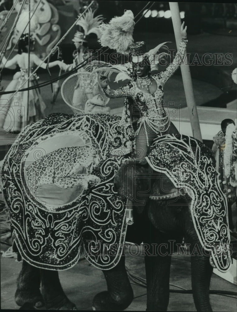 1984 Press Photo Circus entertainer rides elephant in Alabama - amra04371- Historic Images