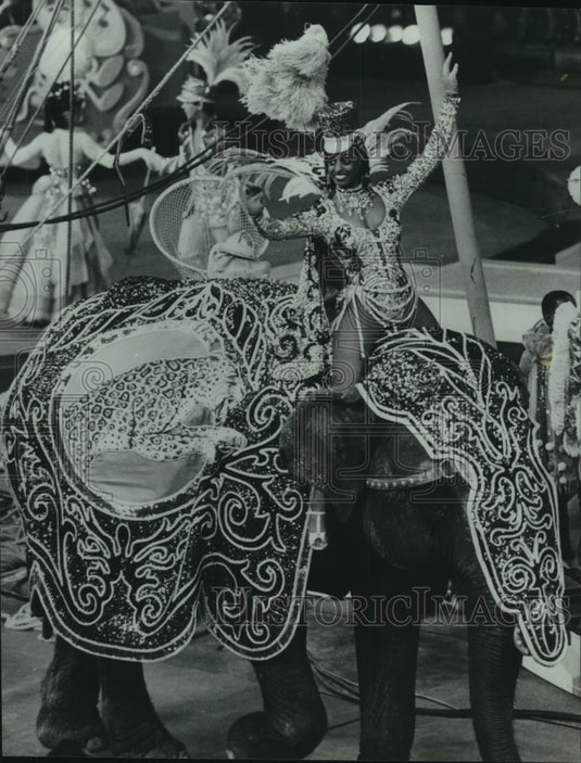1984 Press Photo Circus entertainer rides elephant in Alabama - amra04371- Historic Images
