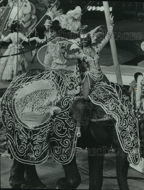 1984 Press Photo Circus entertainer rides elephant in Alabama ...