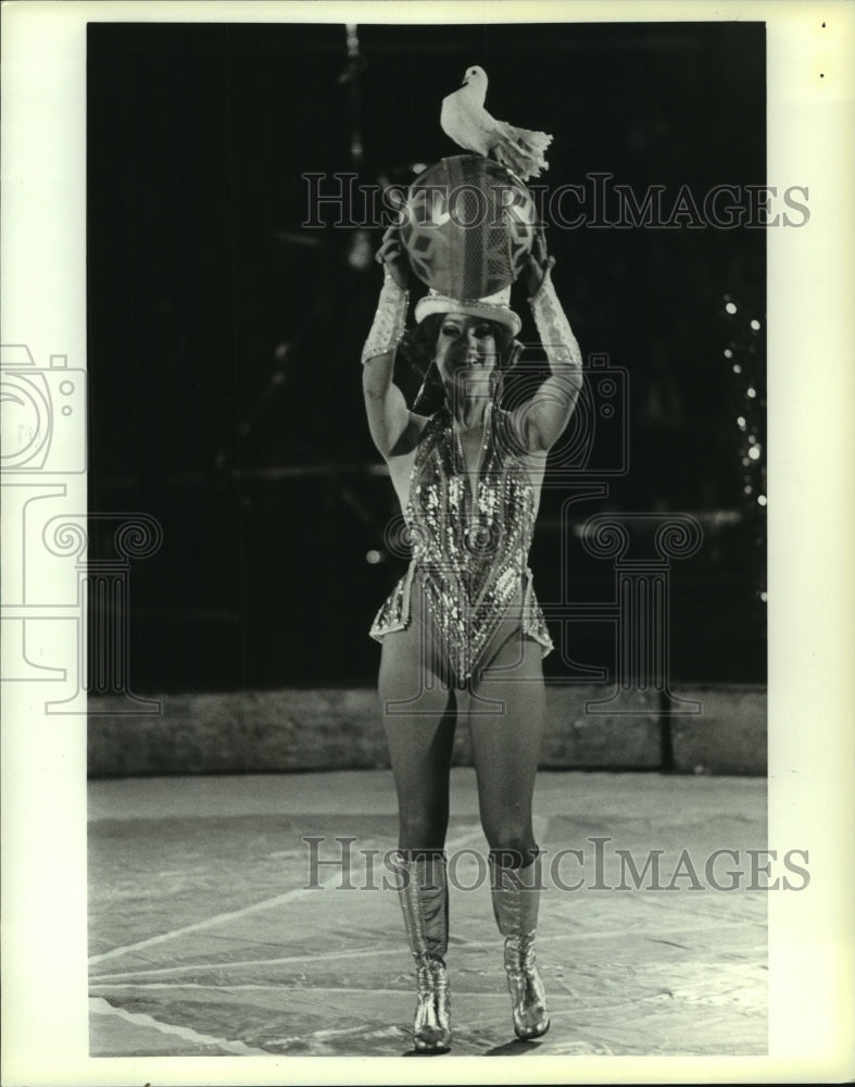 1985 Press Photo Circus entertainer with bird in Alabama - amra04377- Historic Images