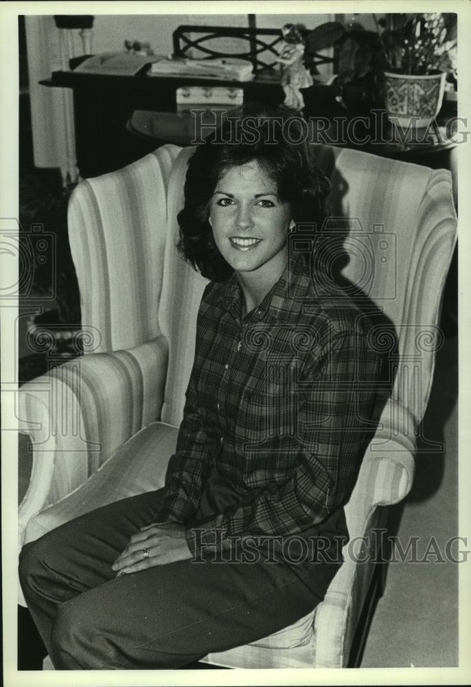 1984 Press Photo Stephanie Ashmore Sitting in a Chair, Alabama - amra04399- Historic Images