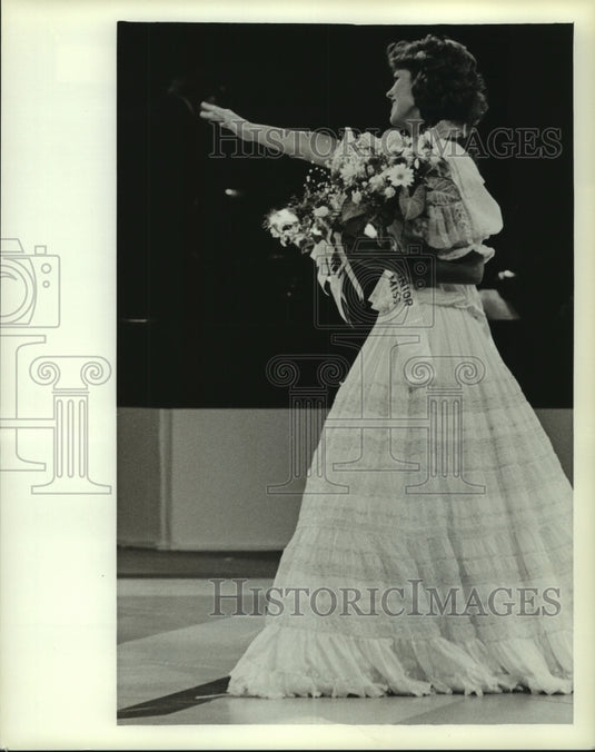 1983 Press Photo Stephanie Ashmore at End of Performance, Alabama - amra04400- Historic Images
