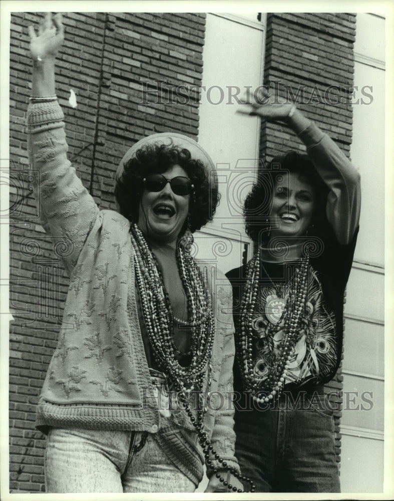 1991 Press Photo Becky Yonge &amp; Docia Johnson at Athenia Mardis Gras parade- Historic Images