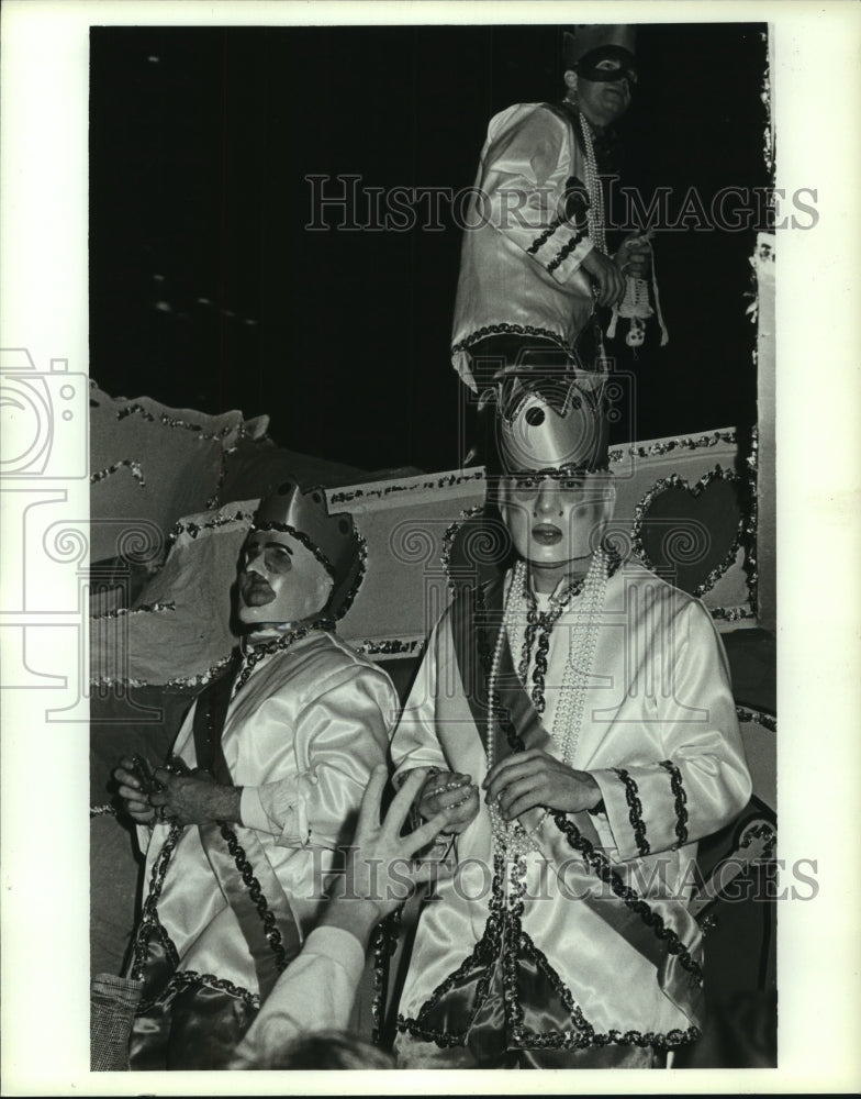 1991 Press Photo Mardi Gras parade participants in costume, Alabama- Historic Images