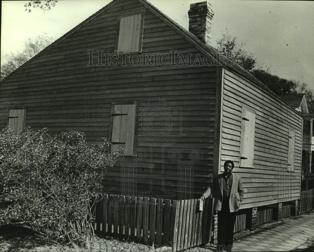 1988 Press Photo Man Standing Next to House in Pensacola, Florida- Historic Images