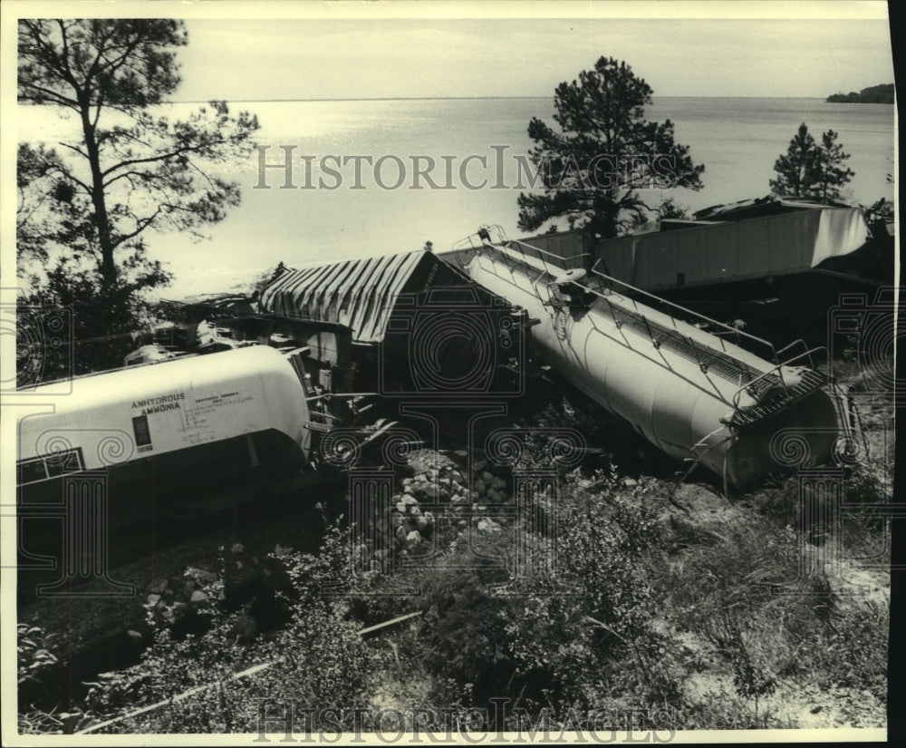 1977 Press Photo Train Derailment of Ammonia Gas near Water- Historic Images