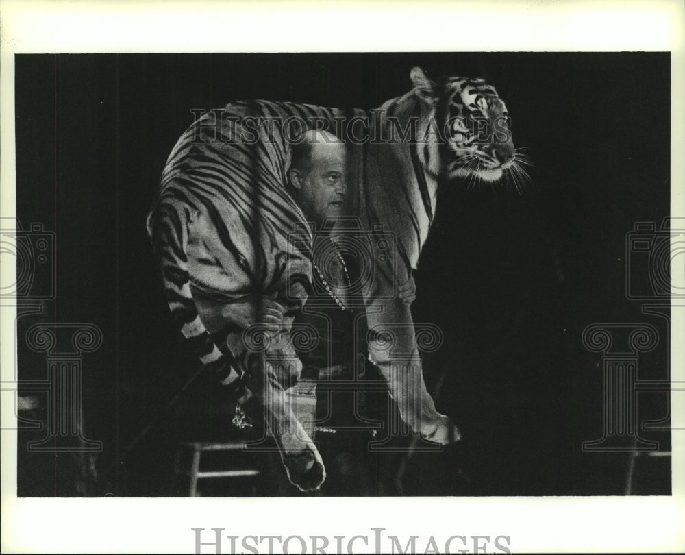 1990 Press Photo Beatty-Cole Brothers Circus Tiger and Josip Marcan, Trainer- Historic Images