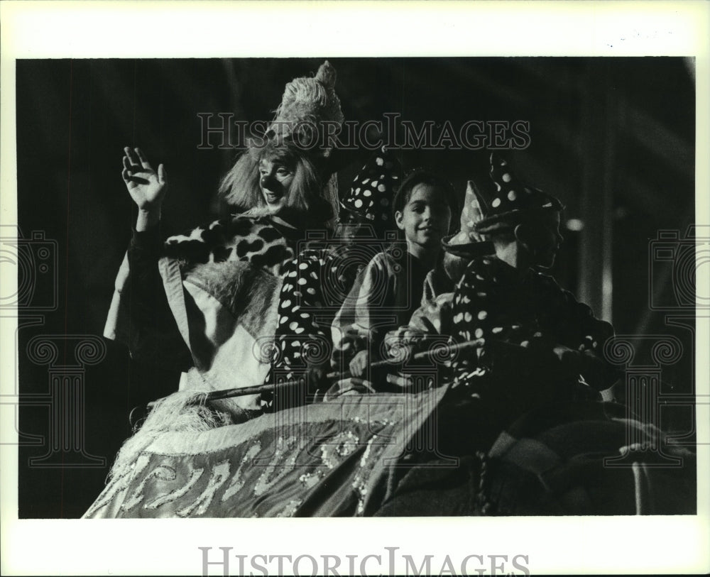 1990 Press Photo Circus Clowns Performing, Alabama - amra04724- Historic Images