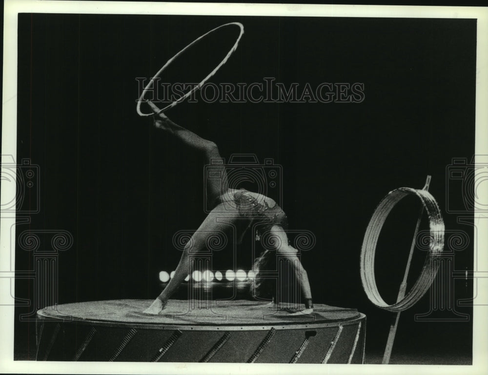 1990 Press Photo Acrobat Performing in Circus, Alabama - amra04726- Historic Images