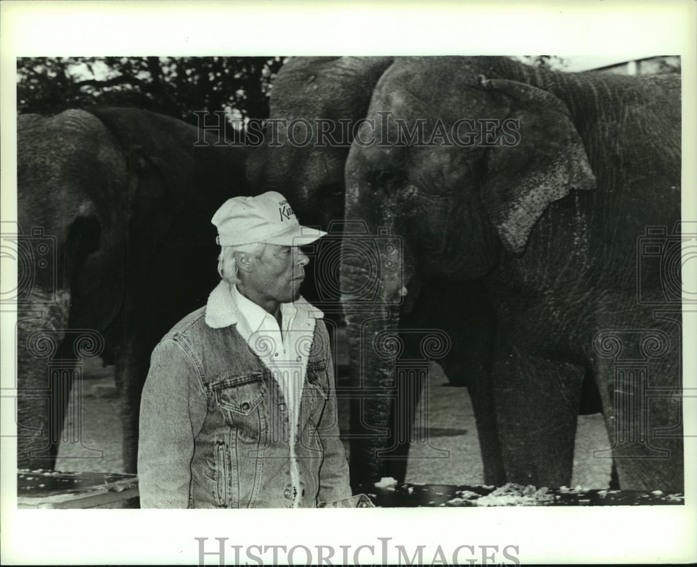 1990 Press Photo Trainer Watches while Circus Elephants Eating a Snack, Alabama- Historic Images