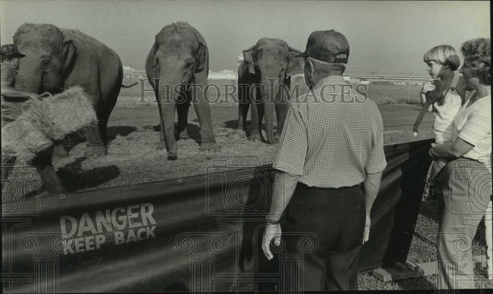 1986 Press Photo Geneva Reed, Frank Reed, A.J. Turegano and Circus Elephants- Historic Images