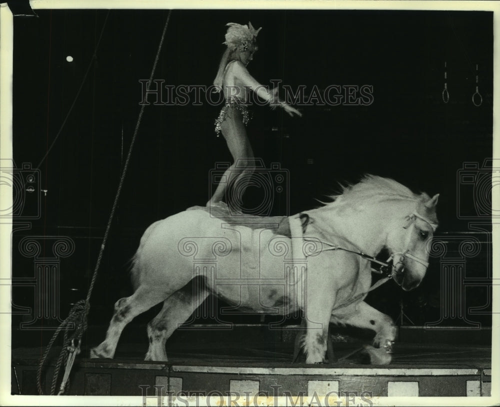 1985 Press Photo Acrobat and Horse Performing at Circus, Alabama - amra04747- Historic Images