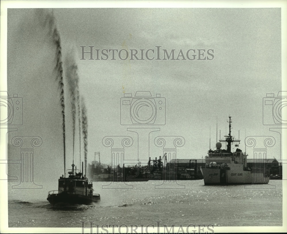 1990 Press Photo A fireboat spraying water, Alabama- Historic Images