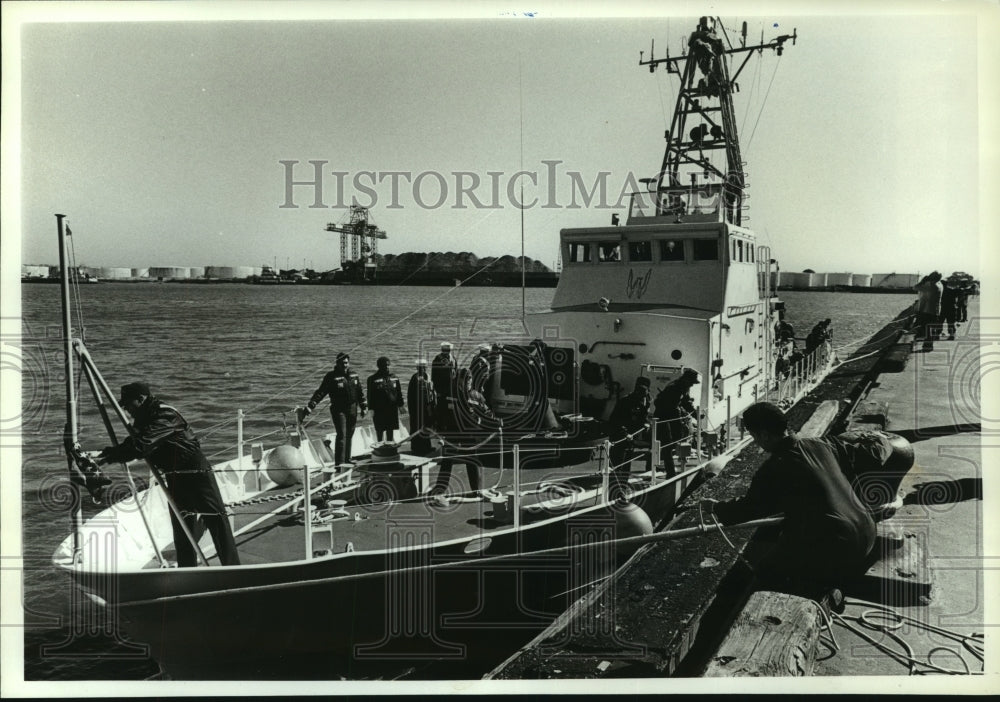 1991 Press Photo U.S.Coast Guard cutter Chincoteague &amp; crew at port, Mobile- Historic Images