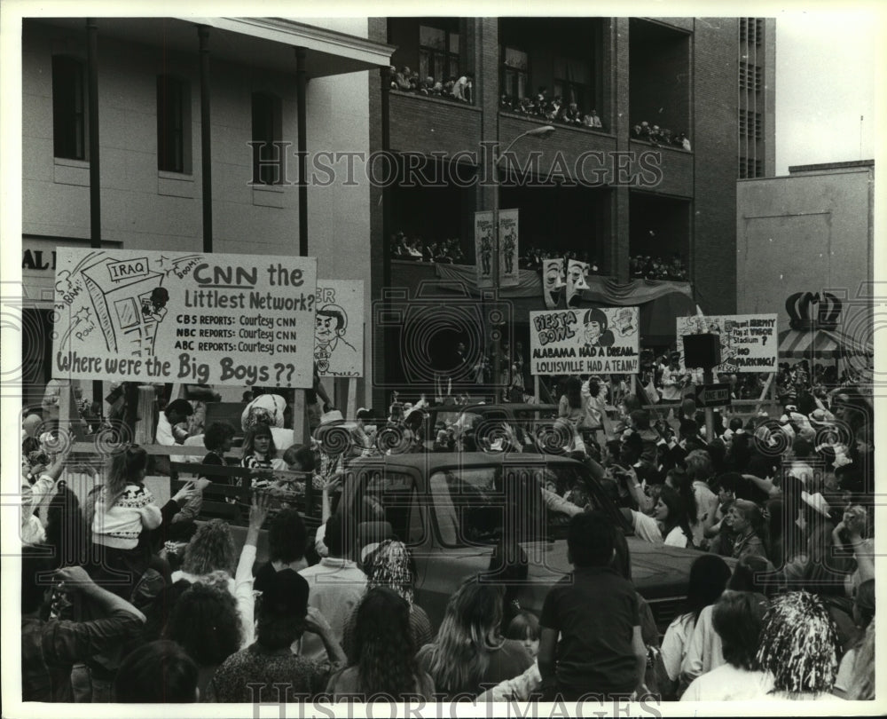 1991 Press Photo Comic Cowboys float in Mardi Gras parade, Alabama- Historic Images