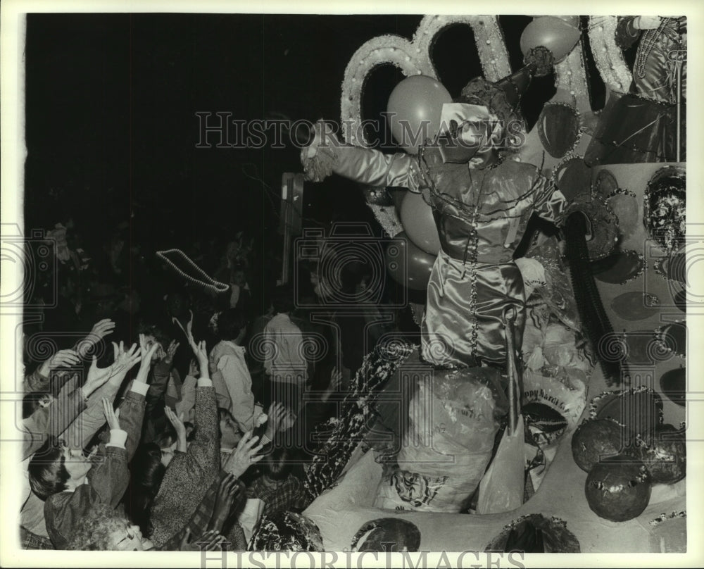 1990 Press Photo Emblem float in Mardi Gras parade, Alabama- Historic Images