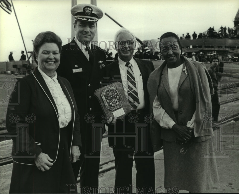 1987 Press Photo Capt. Richard Whalen from USS Mobile Bay holds award in Alabama- Historic Images